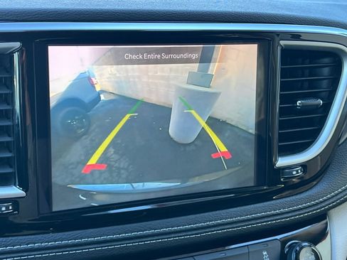 Used 2024 Chrysler Pacifica Select image 21