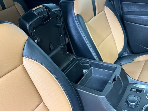 Used 2022 Chevrolet Traverse LT FWD image 36
