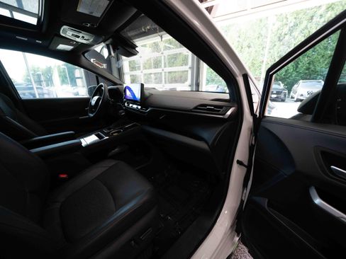 Used 2025 Toyota Sienna Platinum AWD/4WD image 21