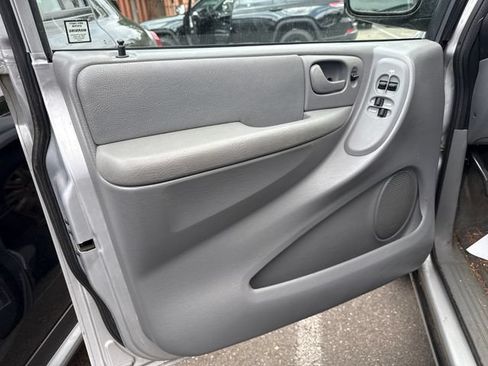 Used 2005 Chrysler Town & Country LX w/ Popular Equipment Group II FWD image 16