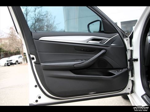Used 2019 BMW 530e w/ M Sport Package image 31