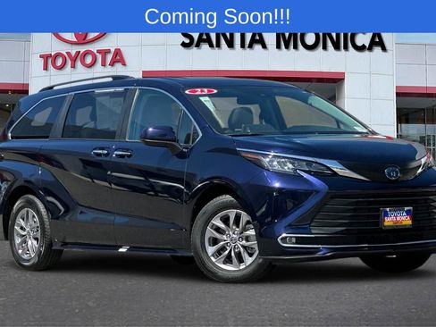 Used 2023 Toyota Sienna XLE image 2