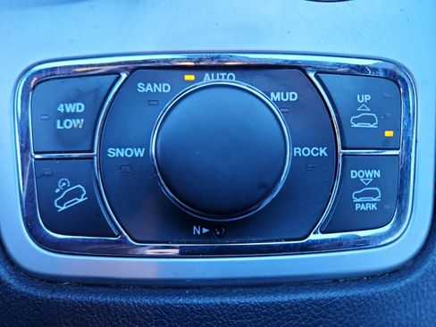 Used 2014 Jeep Grand Cherokee Overland image 32