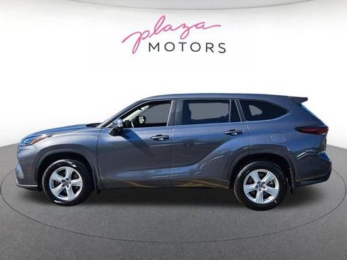 Used 2024 Toyota Highlander LE AWD/4WD image 8