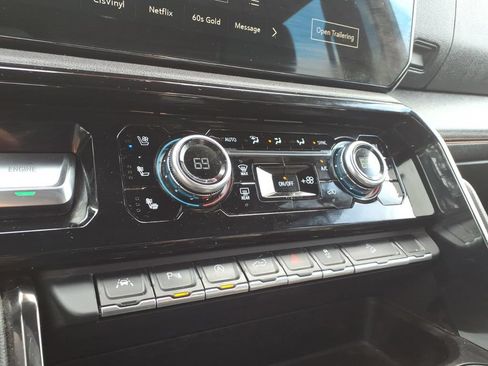 Used 2023 GMC Sierra 1500 AT4 w/ Technology Package AWD/4WD image 19