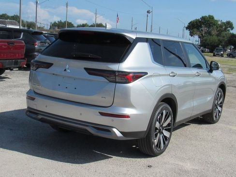 New 2025 Mitsubishi Outlander SE image 3