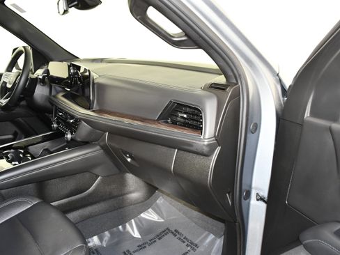 Used 2025 Chevrolet Suburban Z71 image 43