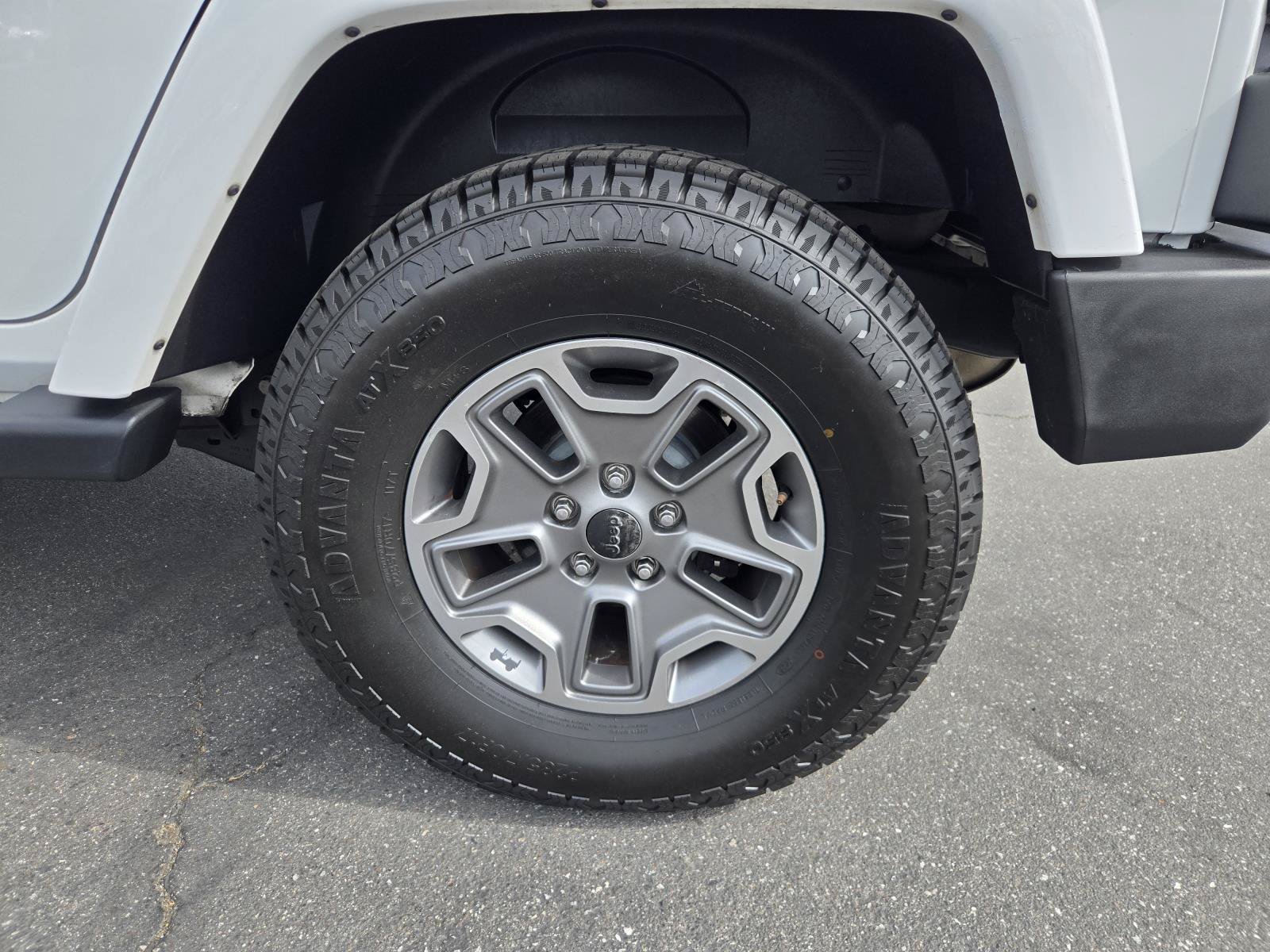 Used 2018 Jeep Wrangler Unlimited Sahara w/ Connectivity Group AWD/4WD image 30