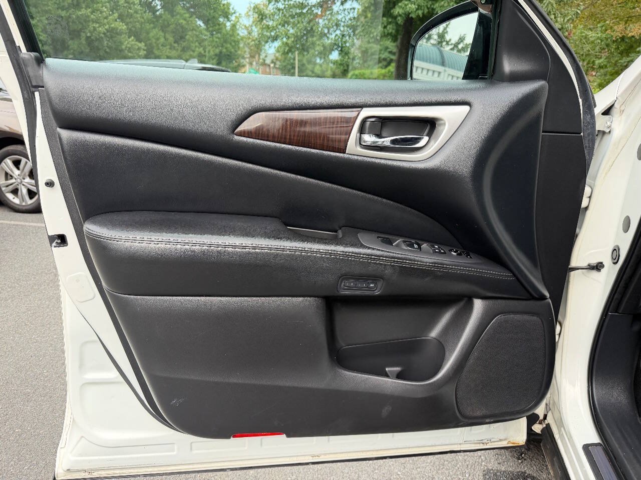 Used 2013 Nissan Pathfinder Platinum AWD/4WD image 11