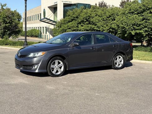 Used 2014 Toyota Camry SE FWD image 2