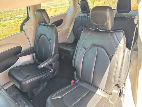 Used 2023 Chrysler Pacifica Touring-L FWD image 25