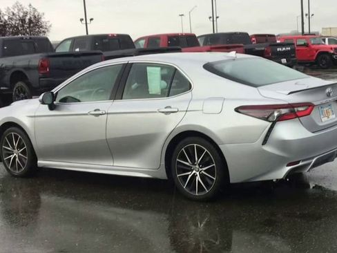 Used 2022 Toyota Camry SE image 6