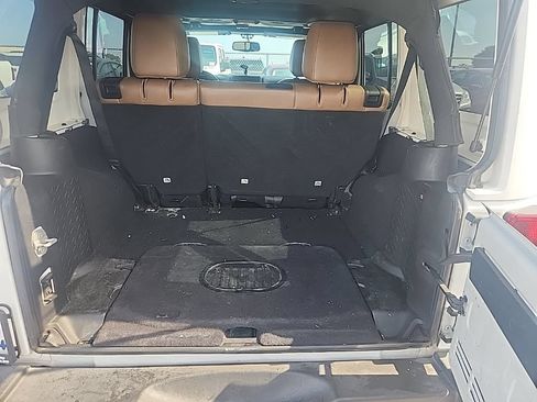 Used 2015 Jeep Wrangler Unlimited Rubicon w/ Connectivity Group AWD/4WD image 18