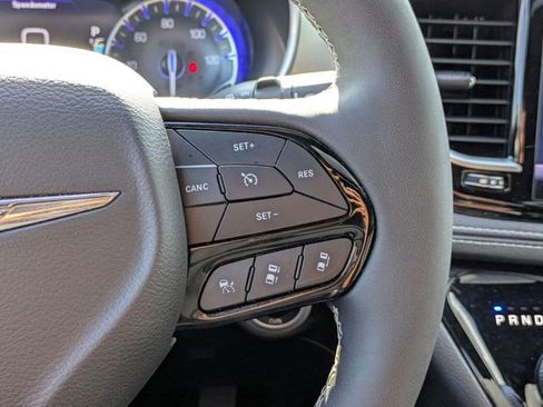 Used 2025 Chrysler Pacifica Limited FWD image 17