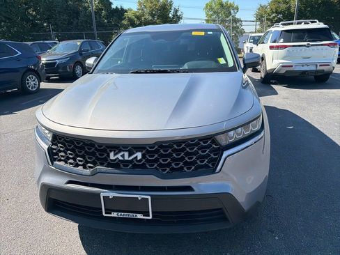 Used 2023 Kia Sorento LX FWD image 2
