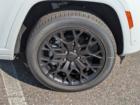 New 2025 Jeep Grand Cherokee Summit image 10