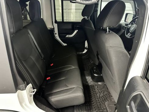 Used 2016 Jeep Wrangler Unlimited Rubicon w/ Connectivity Group AWD/4WD image 29