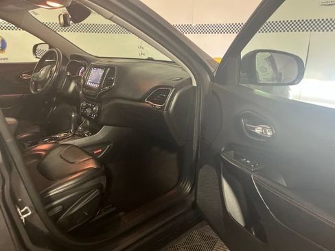 Used 2019 Jeep Cherokee Trailhawk w/ Comfort/Convenience Group AWD/4WD image 12