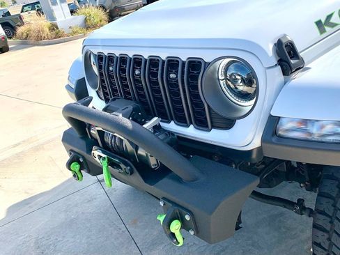 Used 2024 Jeep Gladiator Sport AWD/4WD image 2