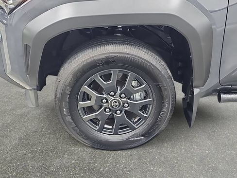 Used 2025 Toyota 4Runner SR5 AWD/4WD image 32