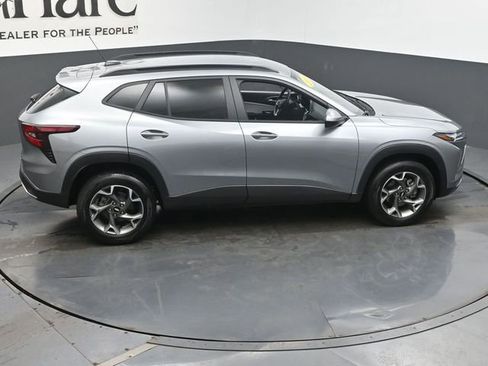 Used 2024 Chevrolet Trax LT w/ LT Convenience Package FWD image 38