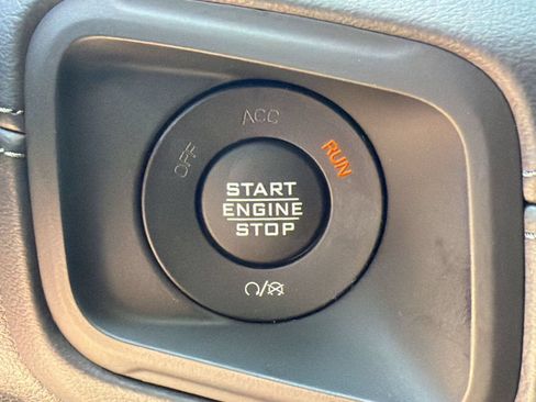 Used 2025 Jeep Wrangler Unlimited Rubicon AWD/4WD image 19