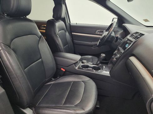 Used 2018 Ford Explorer XLT w/ Equipment Group 202A AWD/4WD image 21