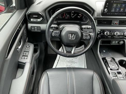 Used 2025 Honda Pilot TrailSport image 13
