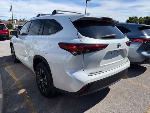 Used 2022 Toyota Highlander XLE AWD/4WD image 5