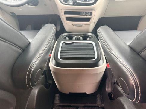 Used 2023 Chrysler Pacifica Touring-L image 14