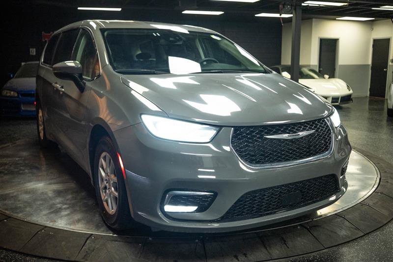 Used 2023 Chrysler Pacifica Touring-L FWD image 5
