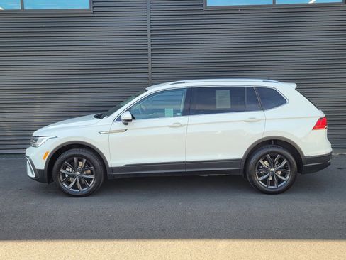 Used 2024 Volkswagen Tiguan SE FWD image 3