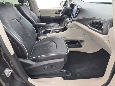 Used 2022 Chrysler Pacifica Limited FWD image 6