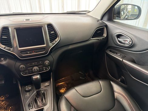 Used 2020 Jeep Cherokee Trailhawk w/ Cold Weather Group AWD/4WD image 27