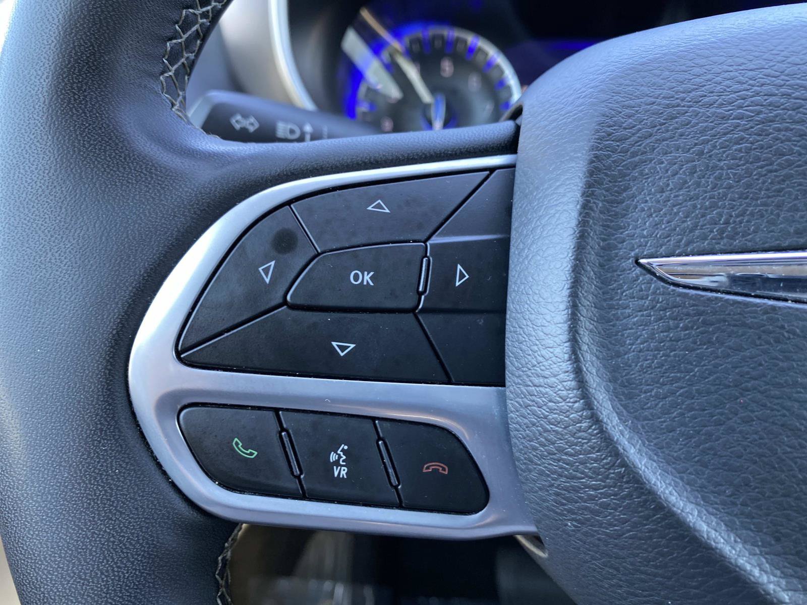Used 2024 Chrysler Pacifica Touring-L FWD image 13