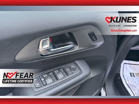 Used 2025 Chrysler Pacifica Select image 20