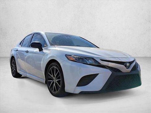 Used 2019 Toyota Camry SE image 2