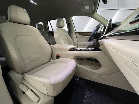 Used 2025 Volkswagen Atlas SE image 14