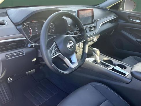 Used 2025 Nissan Altima 2.5 SV image 11