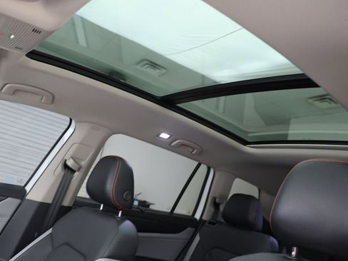 Used 2024 Volkswagen Atlas Peak Edition SE image 18