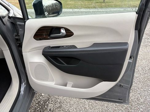 Used 2023 Chrysler Pacifica Limited FWD image 16