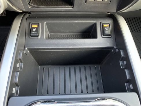 Used 2019 Nissan Titan SV w/ SV Convenience Package image 28