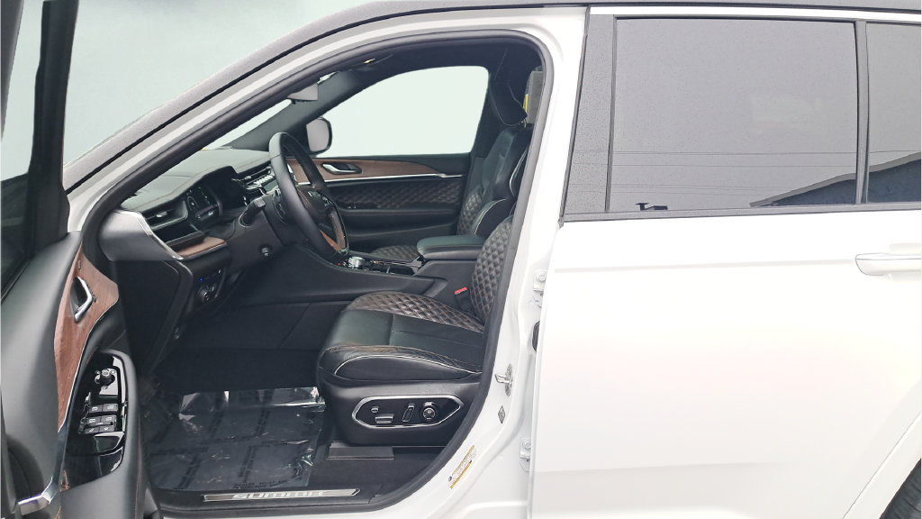 Used 2022 Jeep Grand Cherokee Summit w/ Advanced Protech Group IV AWD/4WD image 22