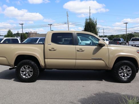 Used 2017 Toyota Tacoma SR5 w/ Tow Package RWD image 6