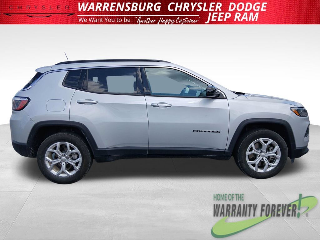 Used 2024 Jeep Compass Latitude AWD/4WD image 3