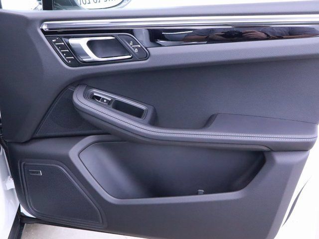 Certified 2025 Porsche Macan Turbo AWD/4WD image 21