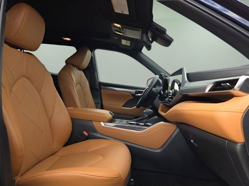 Used 2024 Toyota Highlander Platinum image 18