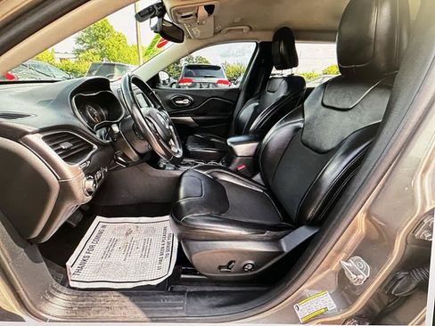 Used 2019 Jeep Cherokee Latitude Plus w/ Comfort/Convenience Group AWD/4WD image 12