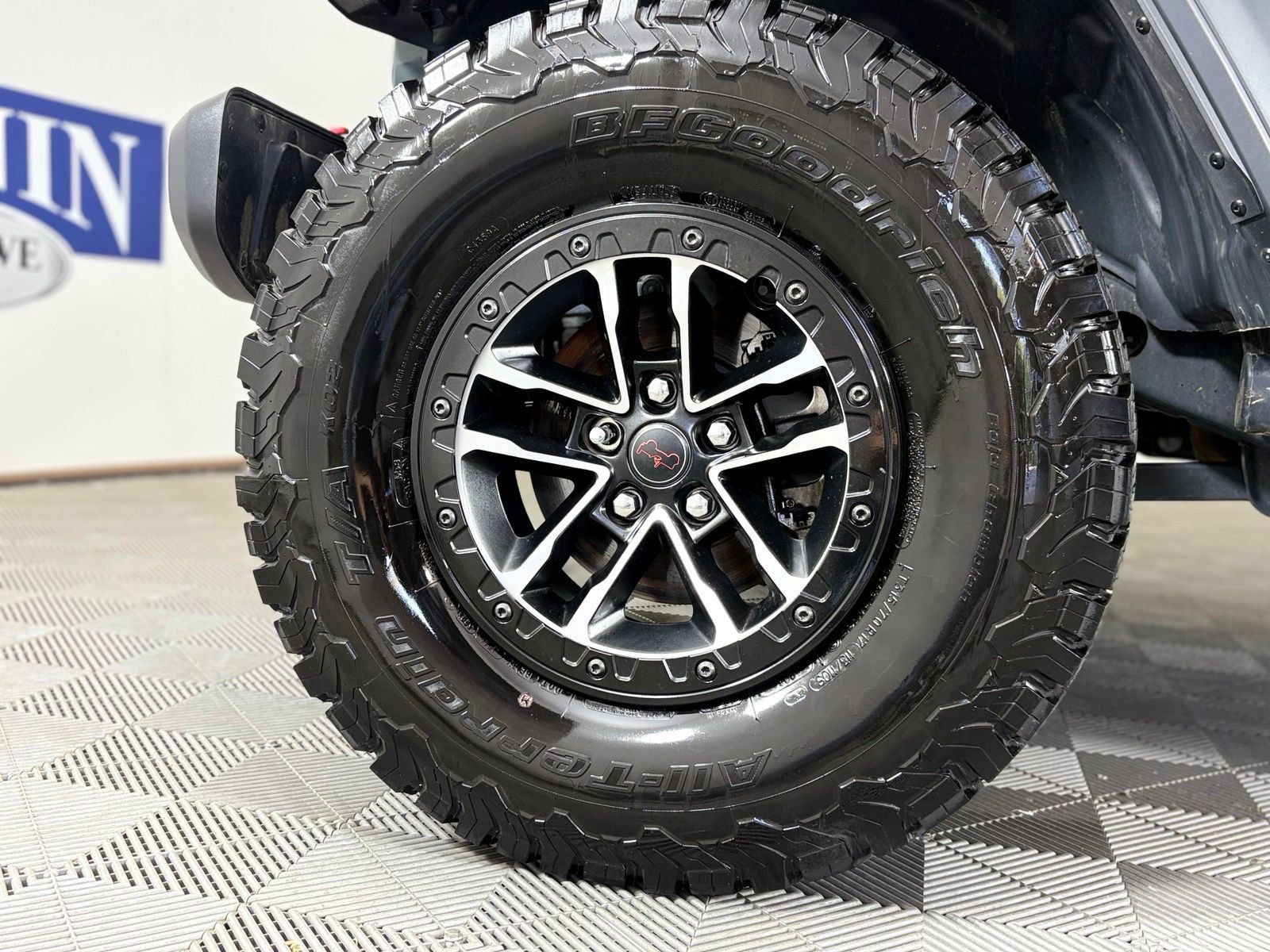 Used 2024 Jeep Wrangler Unlimited Rubicon w/ XTREMEE 35" Tire Package AWD/4WD image 31