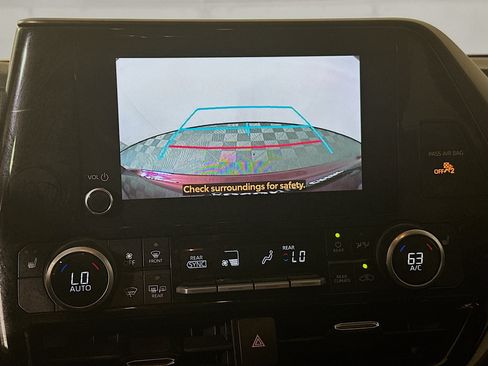 Used 2025 Toyota Highlander XLE AWD/4WD image 25